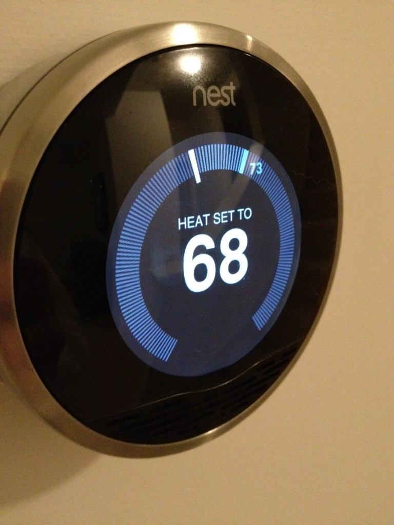 Termostato inteligente instalado en la pared de una casa